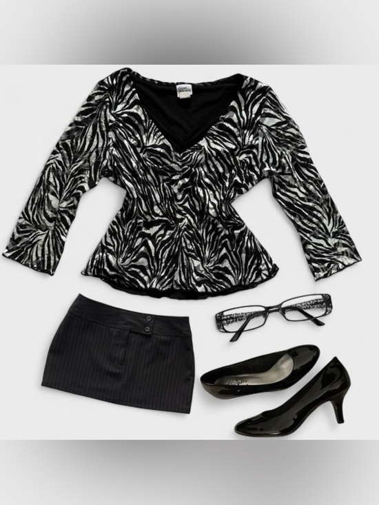 Giorgio Fiorlini Tops - Y2K Giorgio Fiorlini Black & White Zebra Print 3/4 Sleeve Lace V Cut Blouse Top